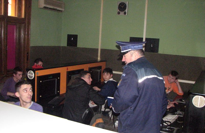 Elevi duşi la şcoală cu poliţia
