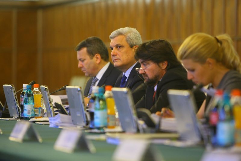 Foştii prefecţi şi subprefecţi nu vor mai primi salariu de la stat