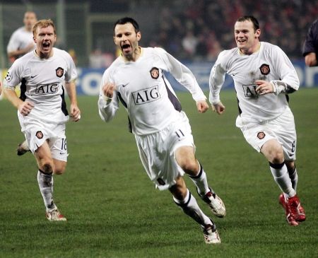 Giggs mai stă un an la Manchester United