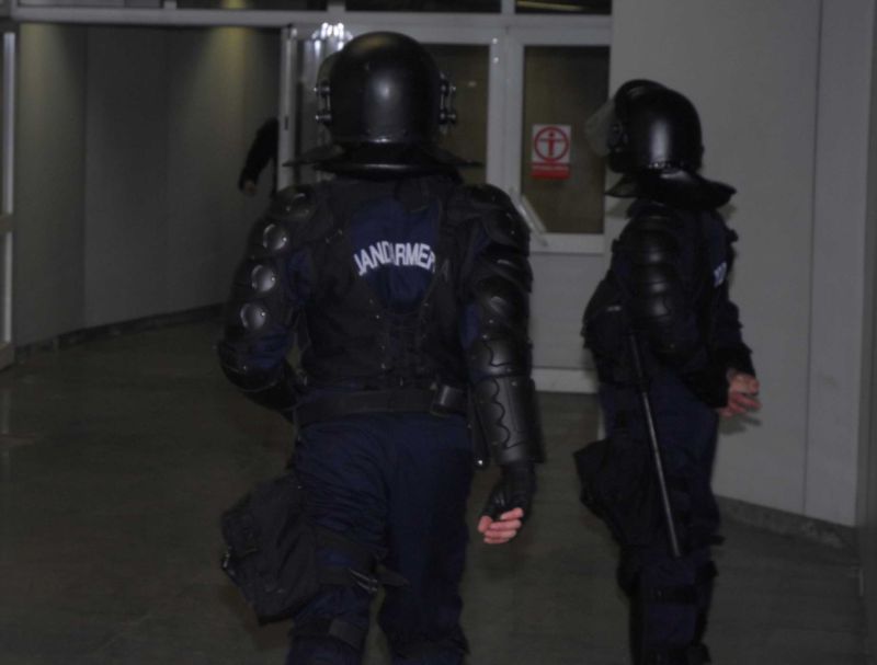 Jandarmul care a fugit cu pistolul de la post a fost prins