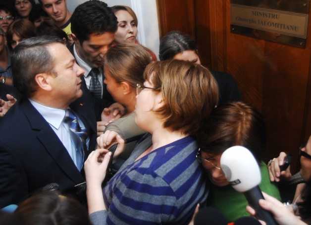 Pe câţi bani stă un director de la Finanţe