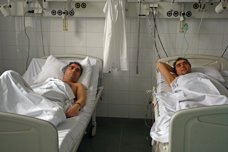 Primul caz de transplant între gemeni identici: "Rinichiul donat funcţionează perfect" | VEZI IMAGINE 360°