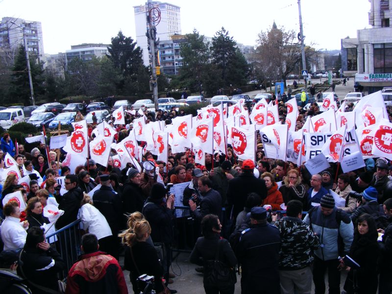 Sediul DSP Iaşi, pichetat de Sanitas : "Vânzătoru’ de vapoare vrea să-nchidă acum spitale"
