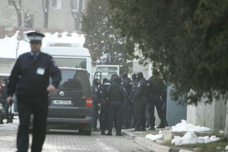 Şpaga, împărţită la fiecare trei ore. Poliţist de frontieră către traficantă: "Mă, dobitoaco! Tu-ţi baţi joc de mine, mă!"