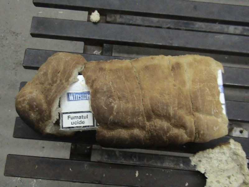 Ţigări ascunse în pâine, găsite în Vama Sculeni