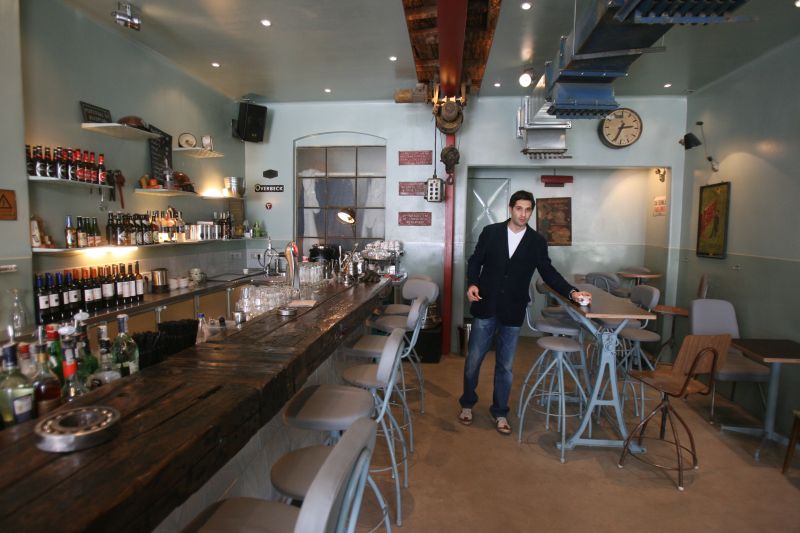 Barul unde prind viaţă uzinele comuniste