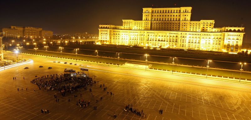 De Ora Pământului, românii aleg - ori sting lumina, ori se uită la "tricolori"