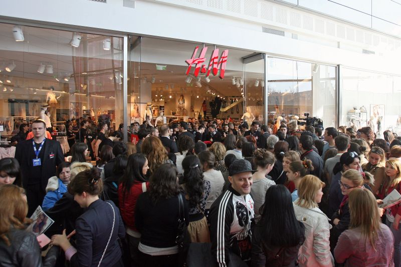 Deschiderea H&M în România, cu coadă până la Zara. Naumovici: "A fost ca la McDonald's, în 1995"