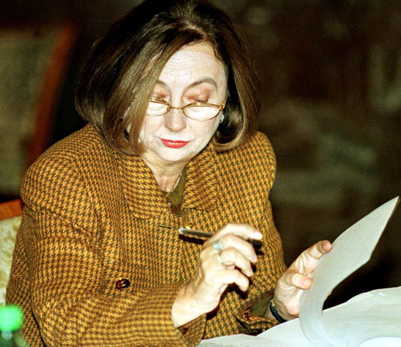 IPOTEZĂ-ŞOC: Rodica Stănoiu a învăţat să scrie din nou la 70 de ani
