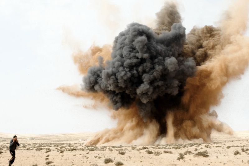 NATO vrea să-i taie "aripile" lui Muammar Gaddafi