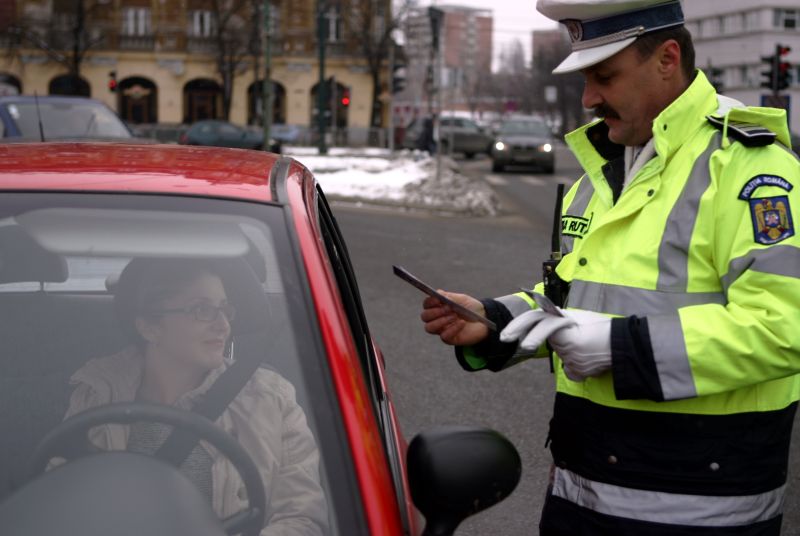 Poliţiştii au împărţit mărţişoare în trafic