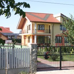Preţul caselor de vacanţă s-a înjumătăţit. Cea mai ieftină la 15.000 de euro