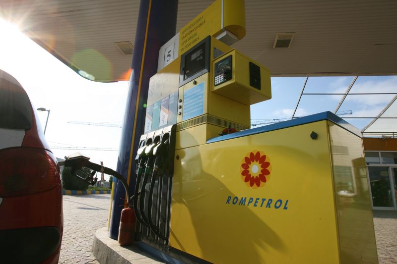 Rompetrol a ieftinit carburanţii