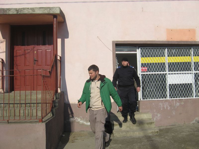 Şase poliţişti de frontieră, reţinuţi de DIICOT Caraş