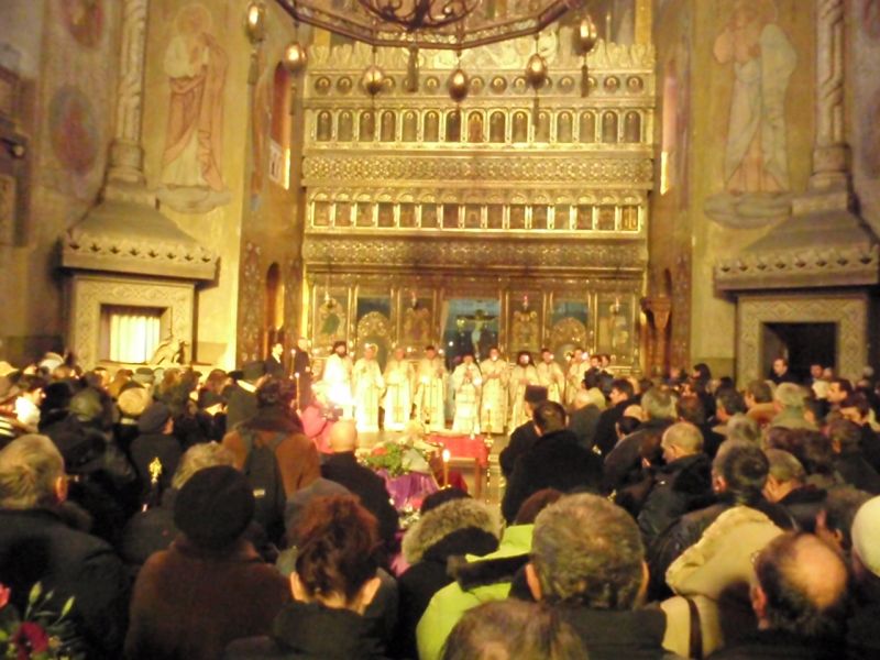 Studenţii români sunt religioşi, individualişti şi se relaxează în pub-uri sau la shopping