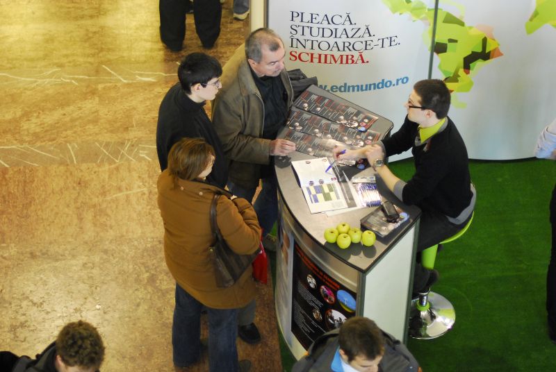 Sute de studenţi îşi caută facultăţi străine la Târgul RIUF 2011