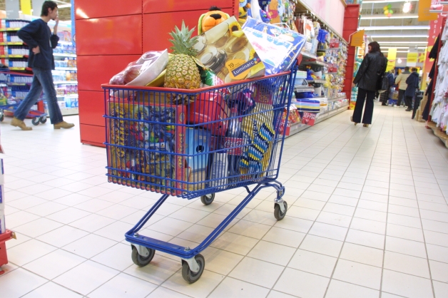 Cheltuim pe băuturi, mâncare şi ţigări 50% din banii de consum