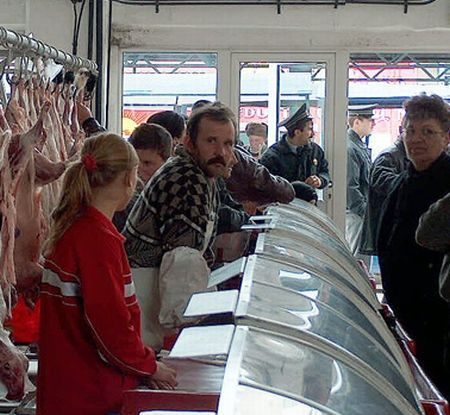 Cumpărători păcăliţi la vânzările de Sărbători. 80% dintre comercianţi încalcă legea