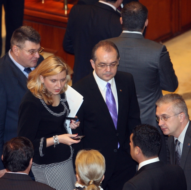 Guvernul îşi va asuma răspunderea pe legiile privind Codul Dialogului Social şi uniformizarea salariilor profesorilor