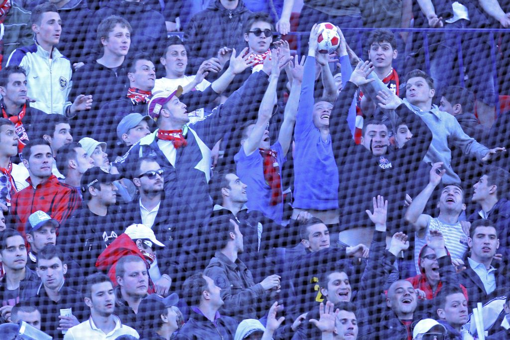 Jandarmeria i-a identificat pe dinamoviștii care le-ar fi dat materiale pirotehnice fanilor la derby