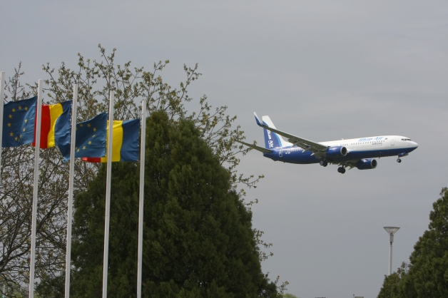 "Mi-au făcut rezervare, deşi aeroportul e închis"