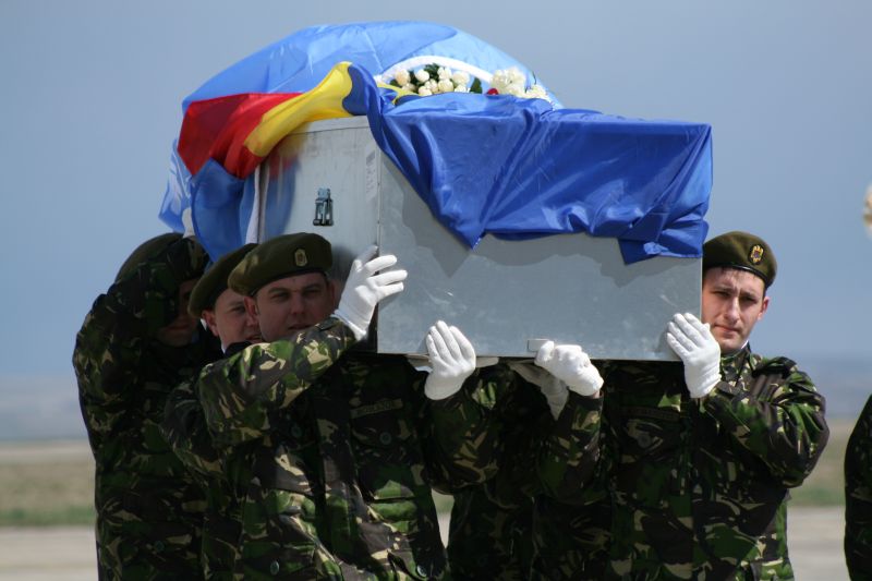 Rudele vor să deschidă sicriul lui Filaret Moţco. Autorităţile nu le lasă