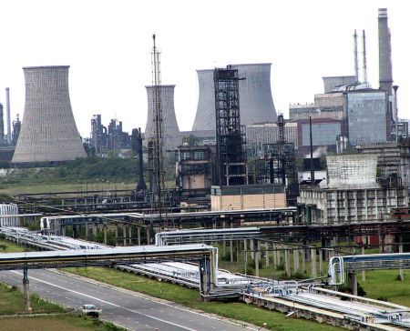 Statul vrea să cumpere înapoi rafinăria Arpechim de la Petrom