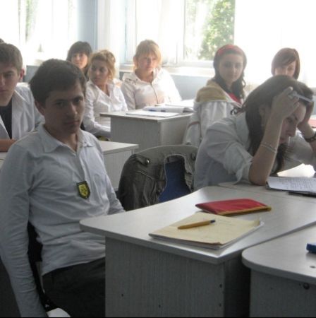 Adolescenţii, invitaţi să dezbată