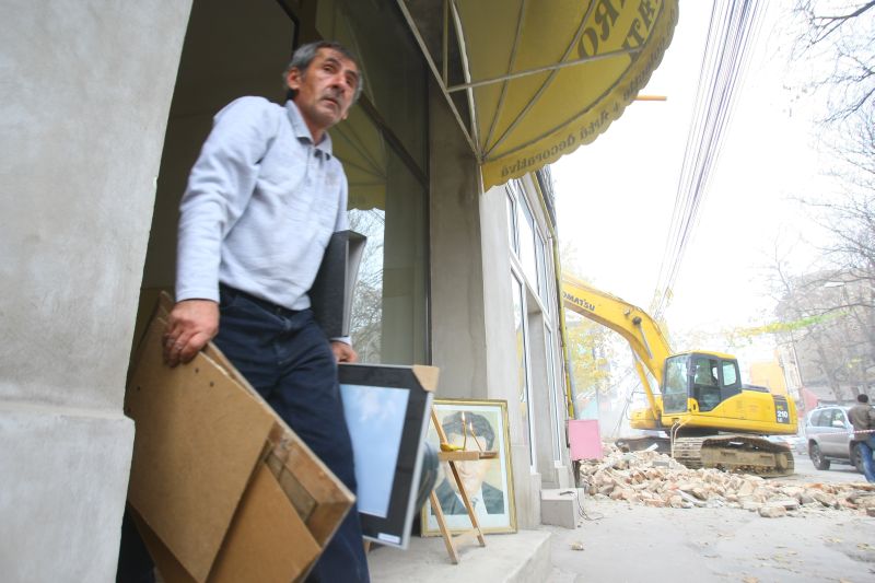 Bulevardul Uranus înaintează ilegal spre Parlament