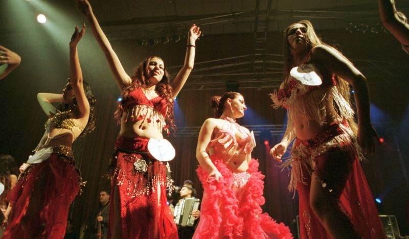 Cine dansează cel mai bine din buric?