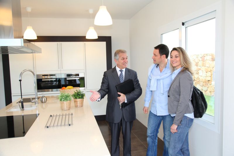 Clienţii au dreptul la despăgubiri dacă sunt prejudiciaţi de agenţiile imobiliare