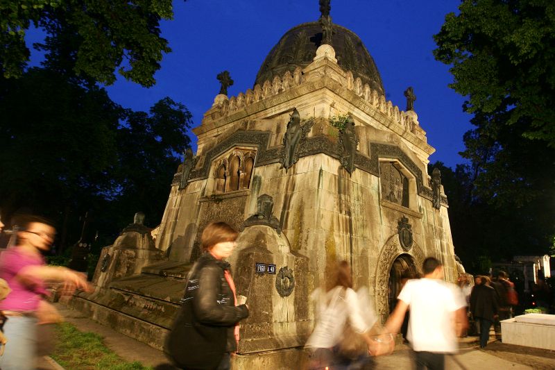 Cripta lui Dolănescu, "vedeta" nopţii albe de la Bellu