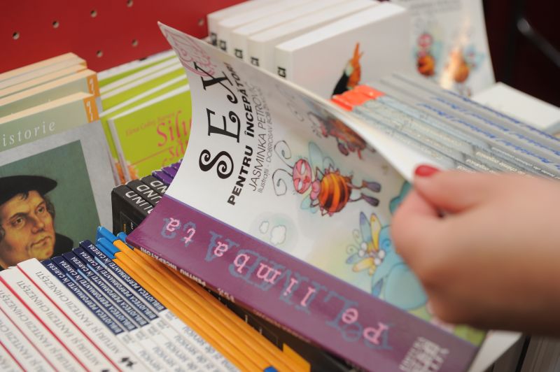 eMag vinde şi cărţi