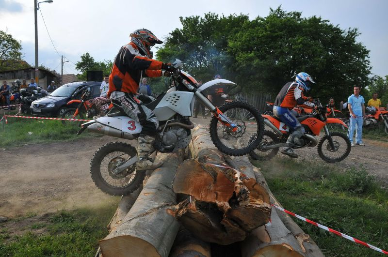 EnduroPanorama: Cu motoarele prin Munţii Poiana Ruscăi