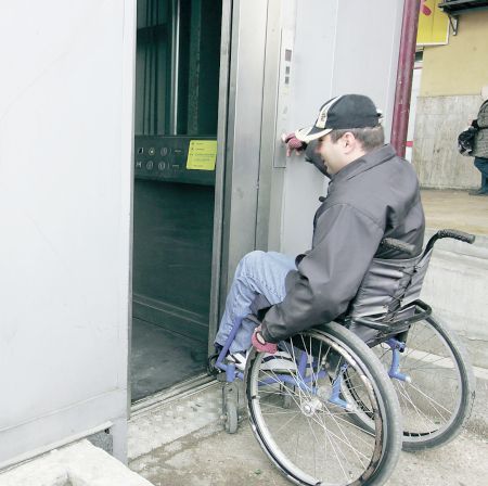 Evaluarea persoanelor cu dizabilităţi se face în grajduri, în baza unui ordin ilegal