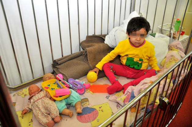 Fetiţa strivită de dulapul pe care se afla cadoul de Paşte nu mai poate vorbi