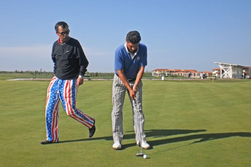 Fostul mare fotbalit bulgar Krasimir Balakov ia lecții de golf, la Balcic, de la un român