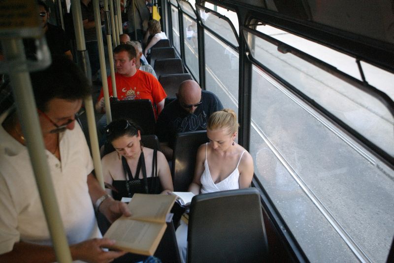 Lecturi urbane la fântâna de la Universitate