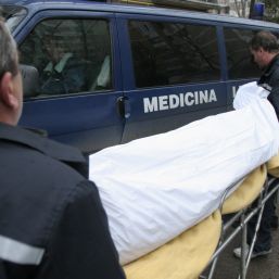 Mamă şi fiu, descoperiţi decedaţi în apartamentul lor. Rudele spun că au murit de foame