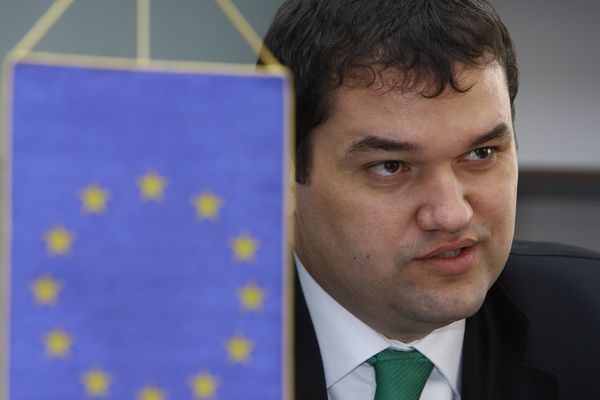 Ministerul Sănătăţii distribuie prezervative de 19 cm românilor