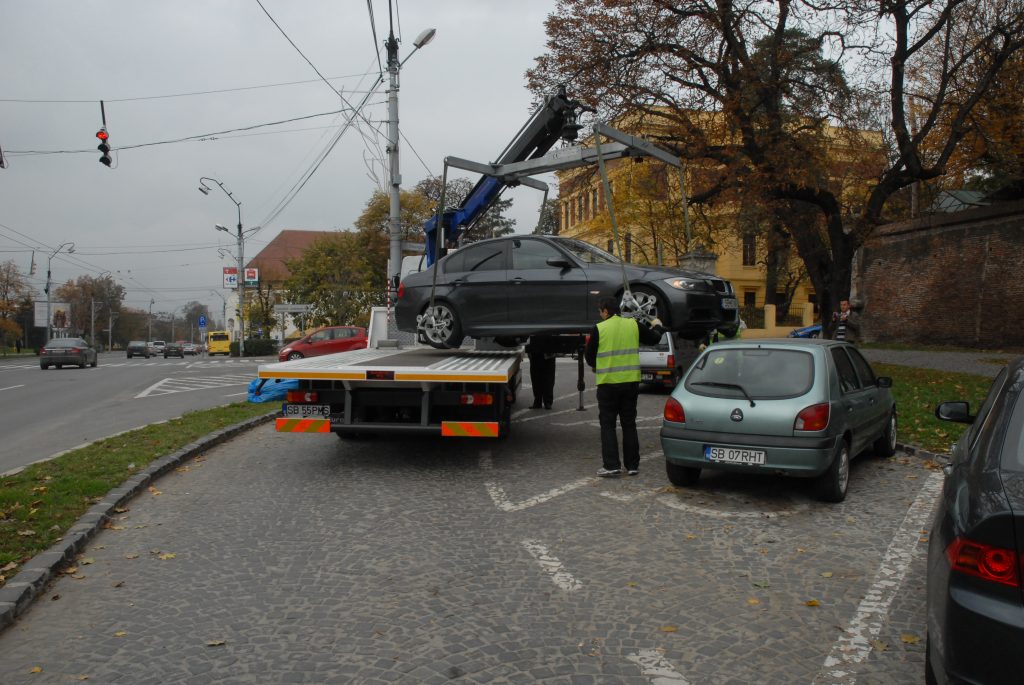 Opt maşini parcate neregulamentar, ridicate zilnic la Sibiu
