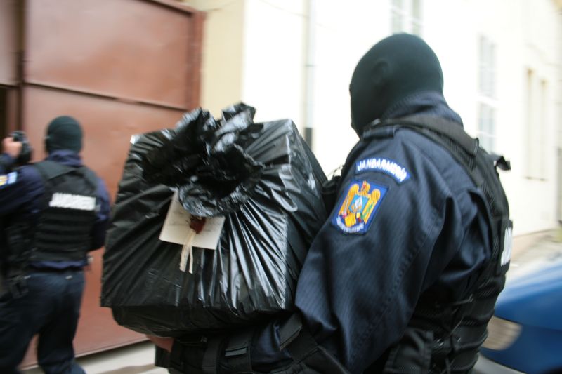 Profesor reţinut pentru că lua mită de la elevi ca să le dea note de trecere