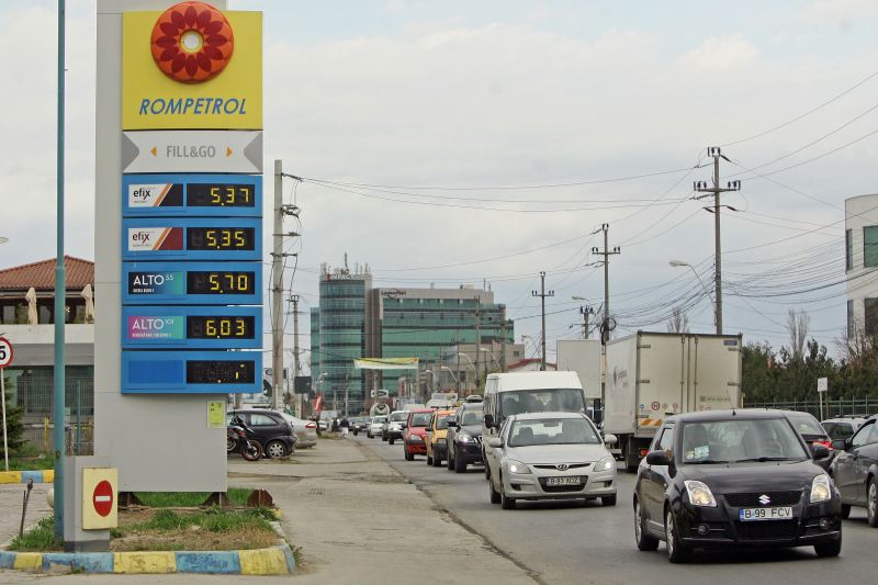 Rompetrol a ieftinit benzina cu 9 bani, iar motorina cu 12