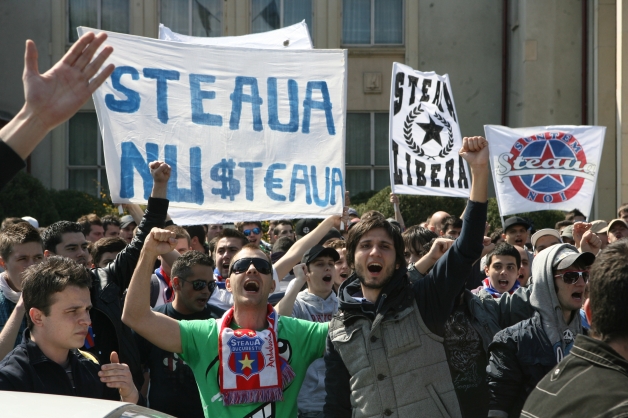 Scandalurile alungă lumea de pe stadioane