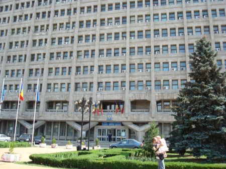 "Un judeţ nu are nevoie de două entităţi de conducere - Prefectură şi Consiliul Judeţean"