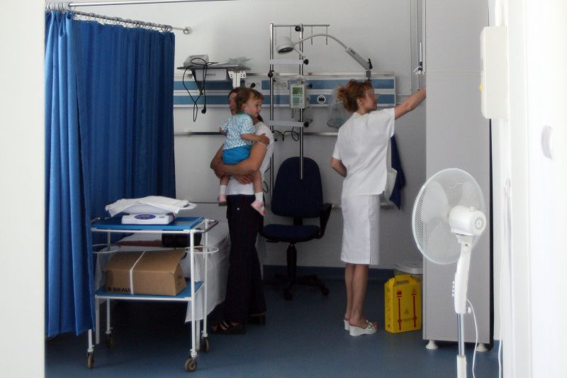 Un medic român face naveta între două lumi