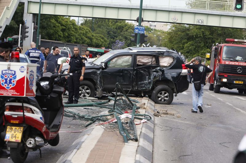 Un palestinian a intrat cu camionul în pietoni pe o stradă din Tel Aviv: 1 mort şi 16 răniţi