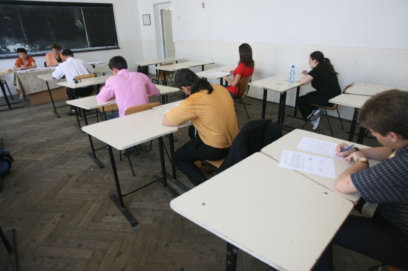 Bacalaureat 2011 cu poliţia la uşă şi "live-uri" din sala de examen