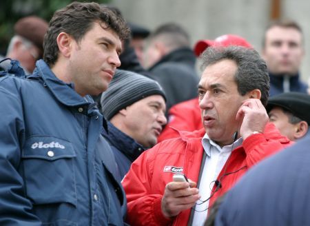 „Câinii” sunt cu apa la gât, iar Borcea se plimbă cu yahtul