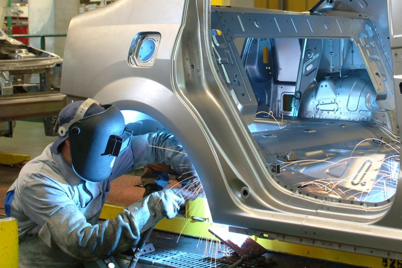 Companiile văd că industria creşte, INS indică scădere
